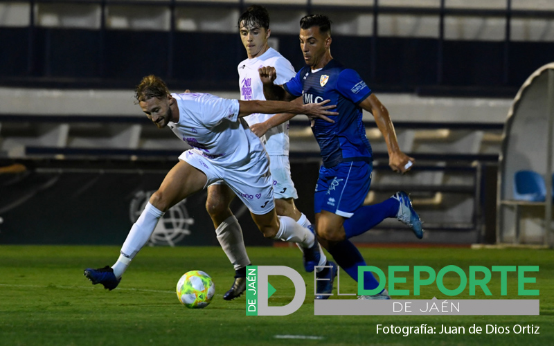 jugadores de real jaén y linares en el partido de play off