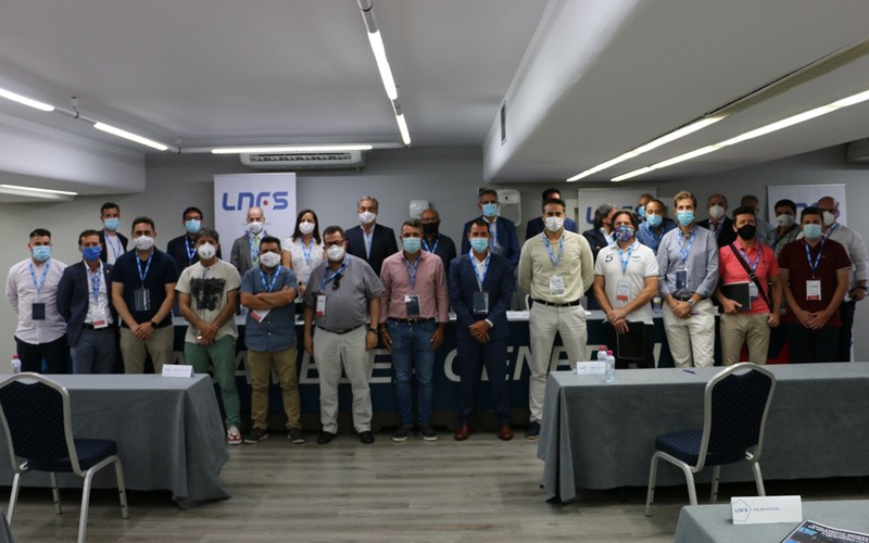 integrantes de la liga nacional de fútbol sala en una reunión