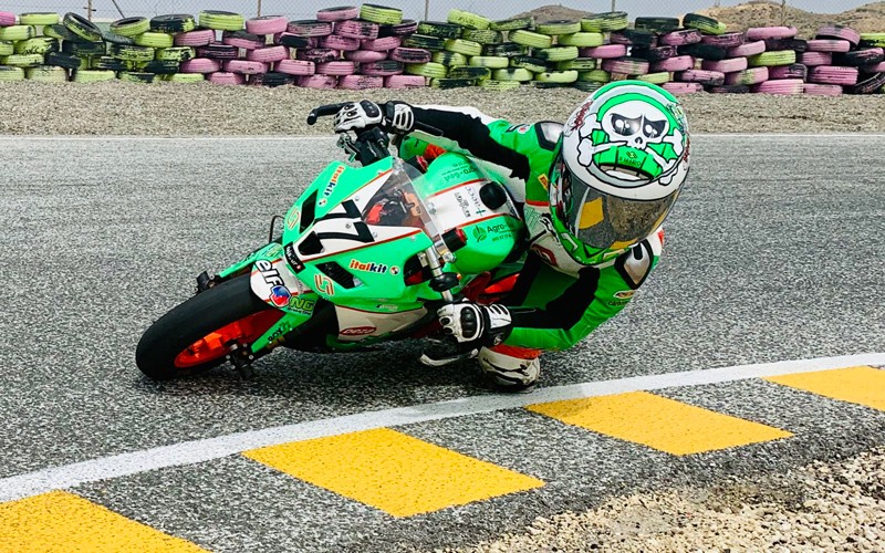 nano calahorro pilotando su moto