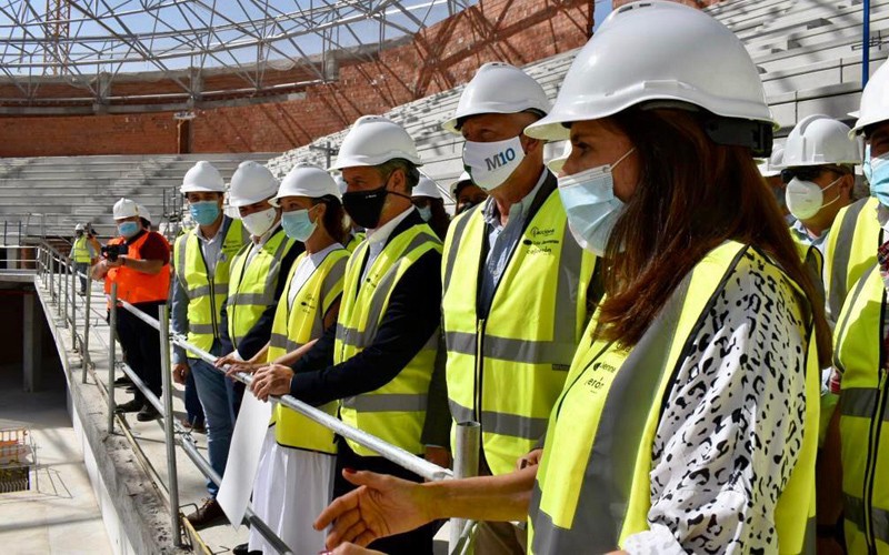 autoridades visitando las obras del olivo arena