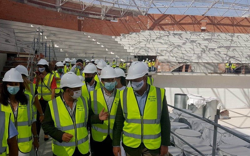 autoridades visitando las obras del Olivo Arena