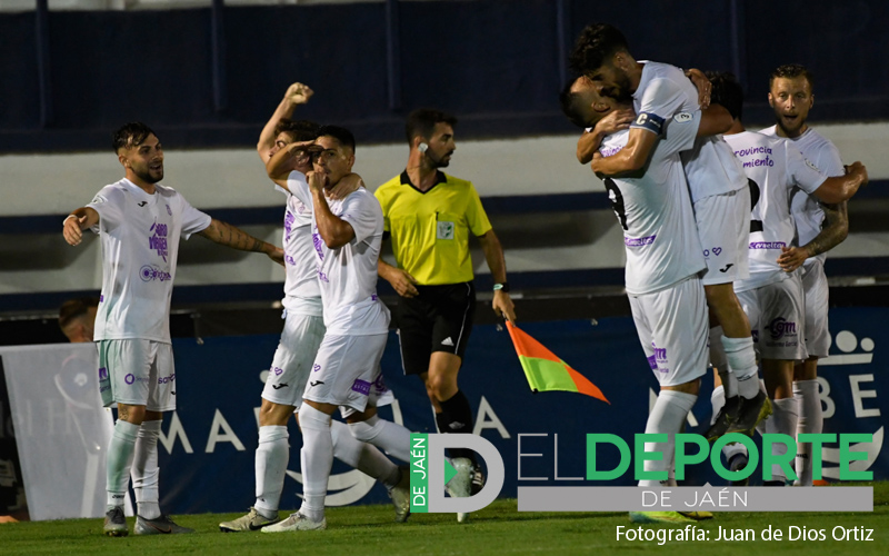 jugadores del real jaén celebran el gol al linares en el play off