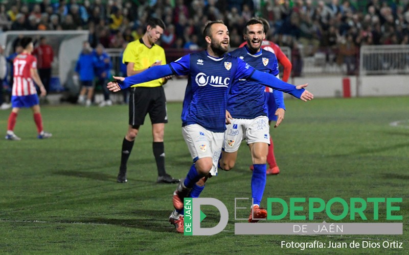 Cervera celebra un gol con el Linares