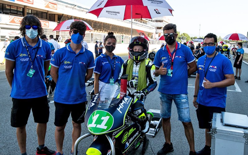 jesús torres junto a su equipo de moto4 en el circuito de montmeló en Barcelona