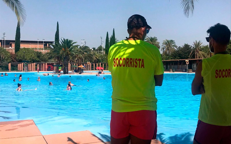 socorristas en la piscina de las fuentezuelas en jaén