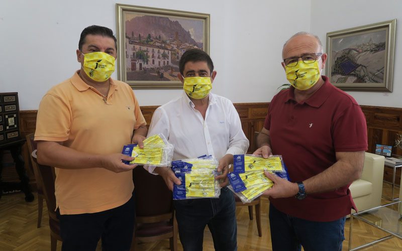 El Jaén FS entrega a Francisco Reyes mascarillas con el logotipo de la Diputación