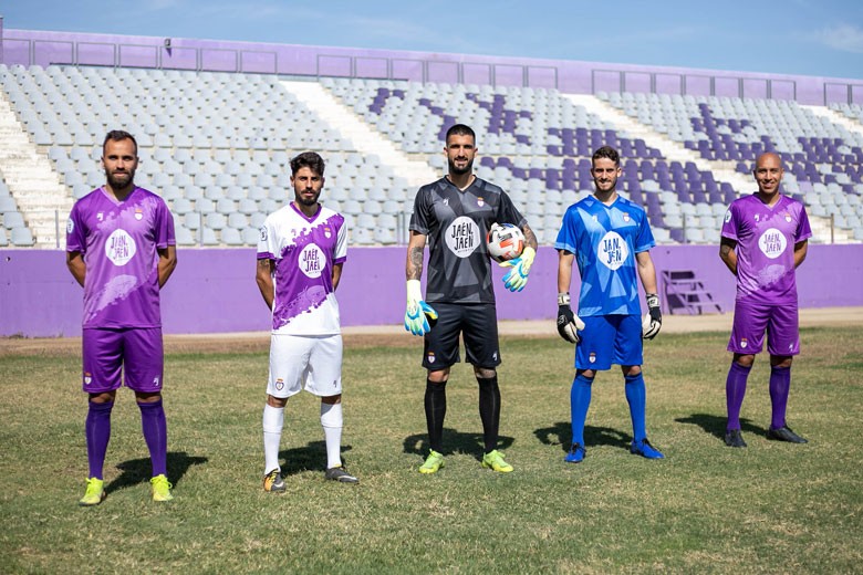 El Real Jaén muestra sus equipaciones de la temporada 20-21