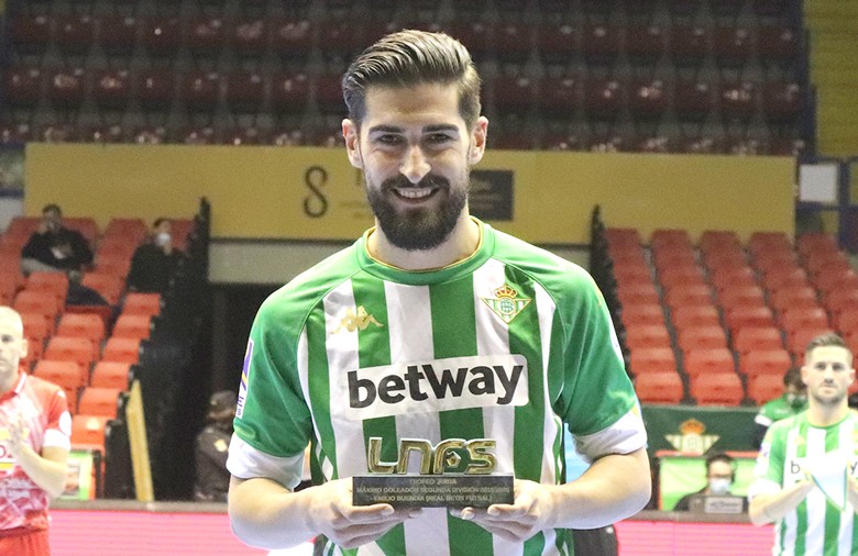 Emilio Buendía recogió el Trofeo de máximo goleador de la Segunda División en la 19-20