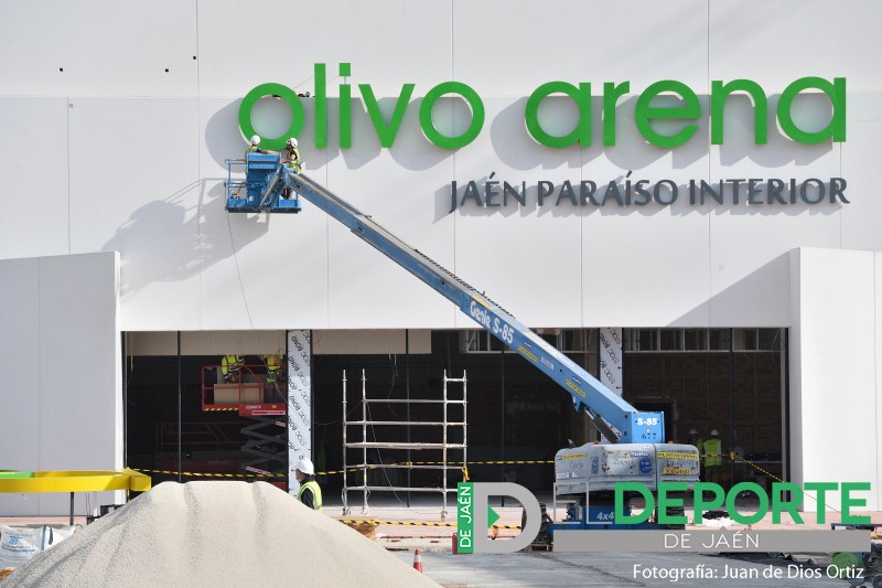 operarios realizan intervenciones en el Olivo Arena