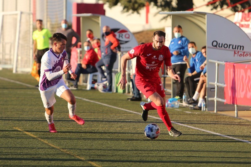 Un gol de Peces da la victoria al Torreperogil ante el Real Jaén y les permite liderar el grupo