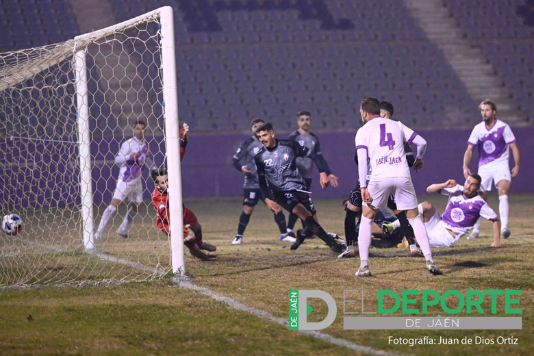 El Real Jaén suma frente al Mancha Real su primera victoria en liga