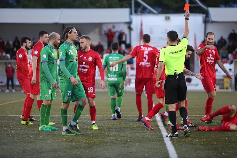 El Torreperogil gana con un gol de Padilla al Mancha Real que termina con nueve jugadores