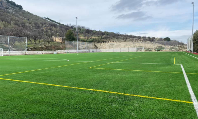 Instalación de césped artificial en el campo de fútbol de Jimena