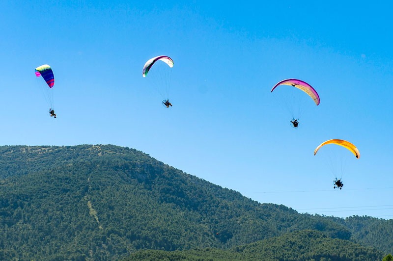 Parapentes en la Sierra de Segura