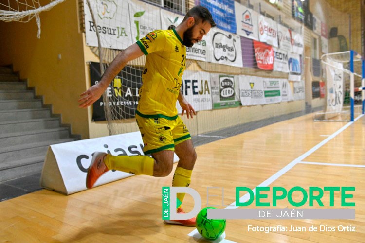 Míchel procede a golpear el balón en el pabellón de La Salobreja