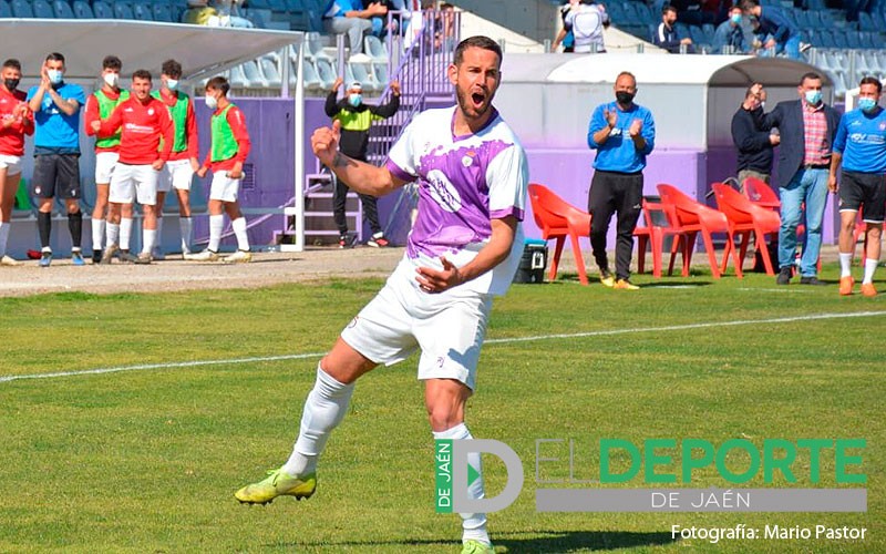 El Real Jaén anuncia el regreso del delantero Carlos Fernández