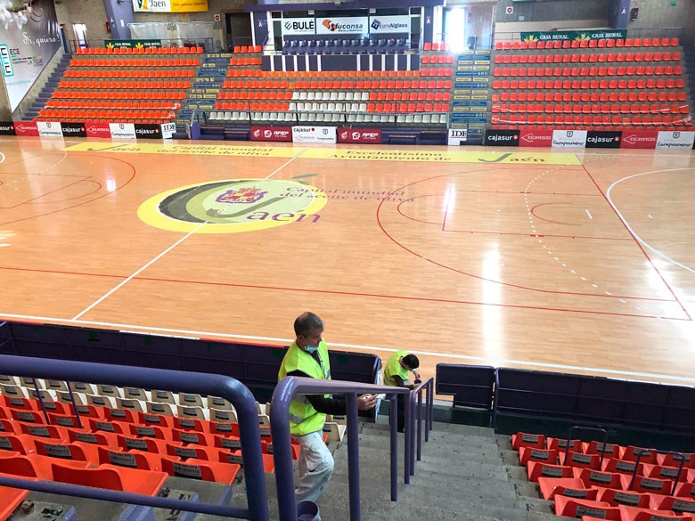 Operarios del Ayuntamiento de Jaén realizan mejoras en el pabellón de La Salobreja