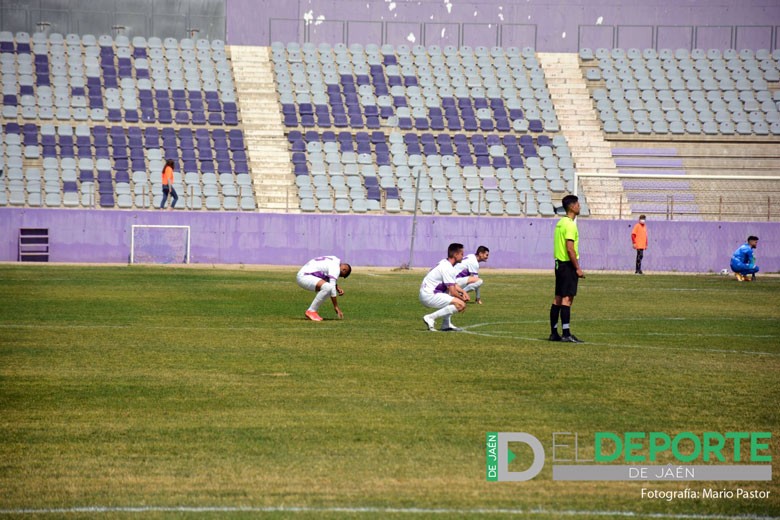 Los jugadores del Real Jaén realizan un gesto de protesta contra la gestión del club