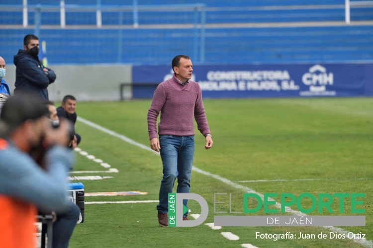 Alberto González: «Nuestro reto es hacerlo tan bien que el Albacete no parezca el equipazo que es»