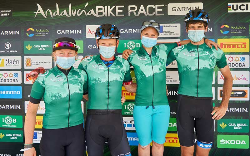 Schneider y Hovdenak remontan en la última etapa y se llevan el triunfo en la Andalucía Bike Race