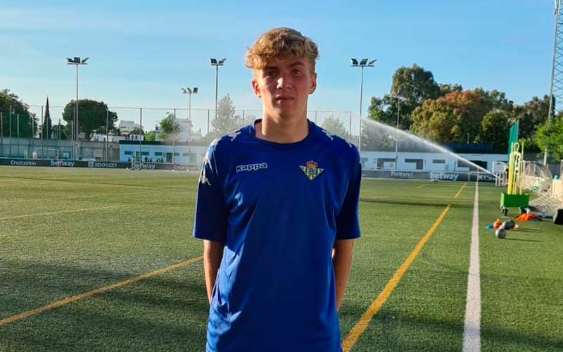 El jugador del Atlético Jaén, Carlos Iglesias, participa en un entrenamiento con el Real Betis infantil