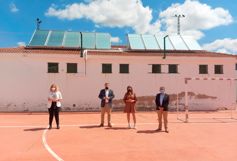 Instalación de paneles de energía solar térmica en el campo de fútbol de Lopera