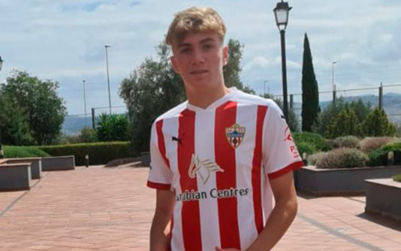 El jugador del Atlético Jaén, Carlos Iglesias, firma por el UD Almería cadete