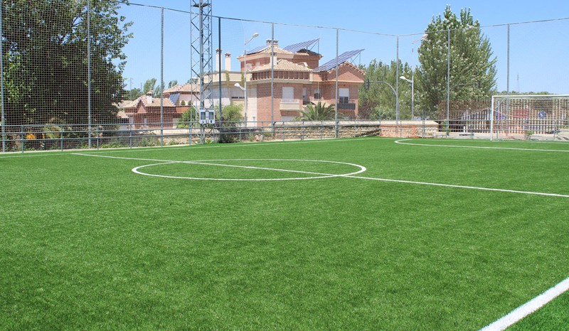 El Ayuntamiento de Úbeda instala césped artificial «de última generación» en su campo de fútbol 7