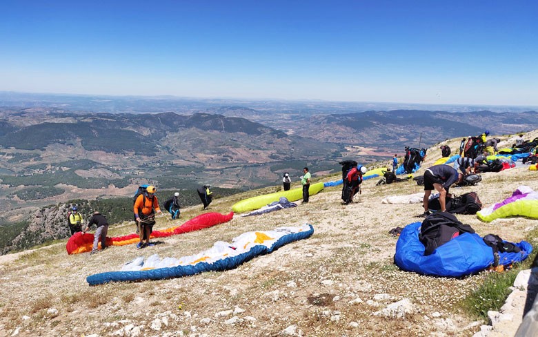 La Liga Nacional de Parapente de El Yelmo acogerá a los mejores pilotos de España