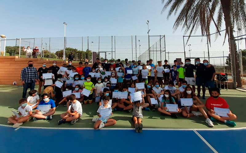 Medio centenar de jóvenes participan el Campamento de Club Treinta Iguales