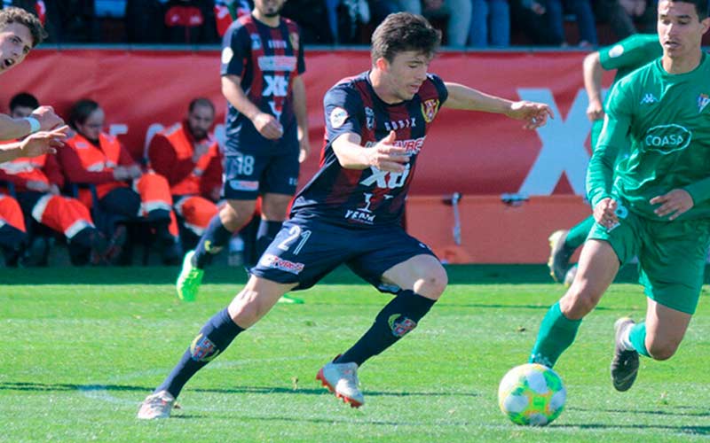 Luis Castillo llega al centro del campo del Linares Deportivo