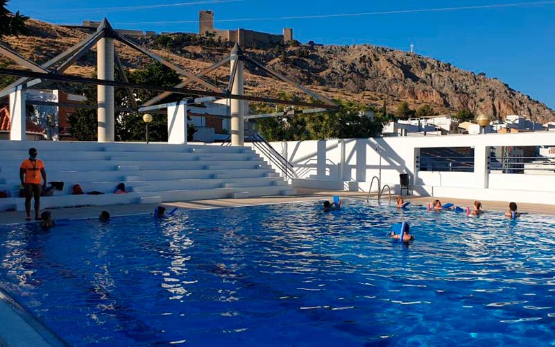 Vecinos de El Tomillo aprenden a nadar en un curso para adultos y niños en la piscina municipal del barrio