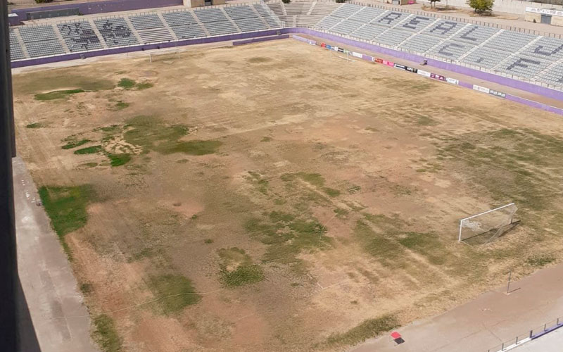 El césped del Estadio La Victoria luce un aspecto desastroso