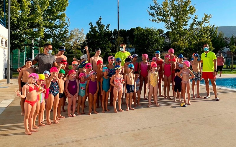 Los cursos municipales de natación de verano para menores congregan a 120 niños y niñas