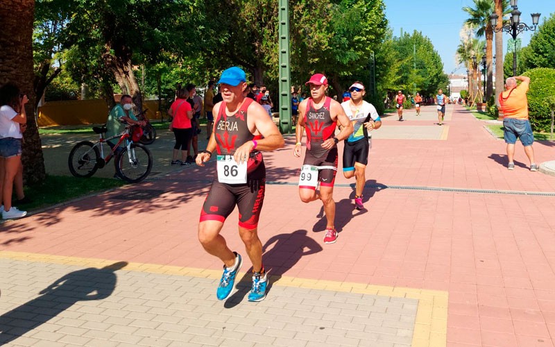 Luis Ríos y Marina Caraballo, vencedores del XI Triatlón Villa del Agua de Marmolejo