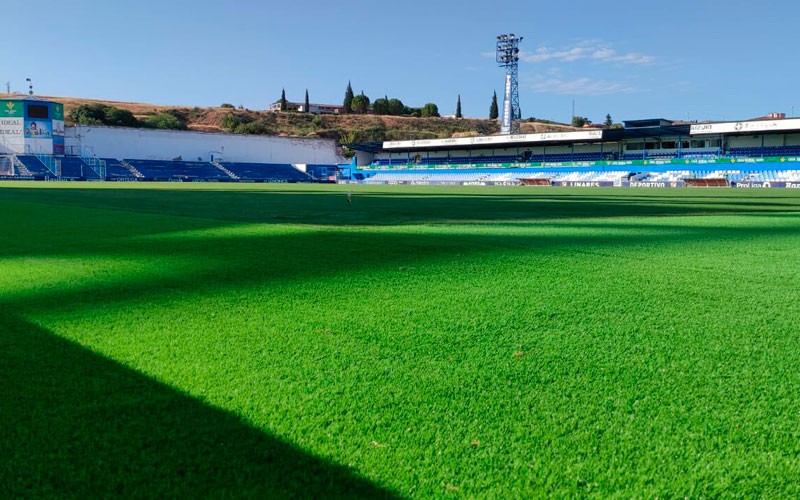 Linarejos luce nuevo césped a la espera del estreno en Primera RFEF