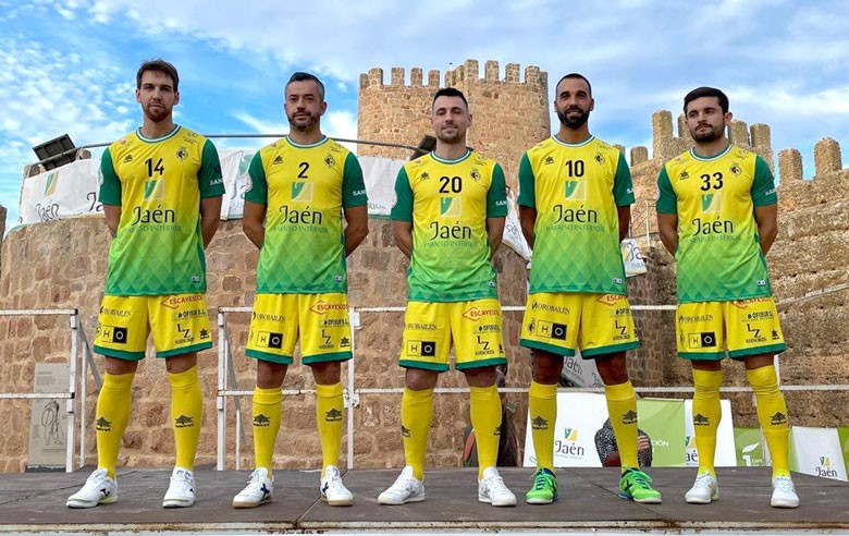 El Jaén Paraíso Interior FS muestra sus equipaciones en el Castillo de Burgalimar