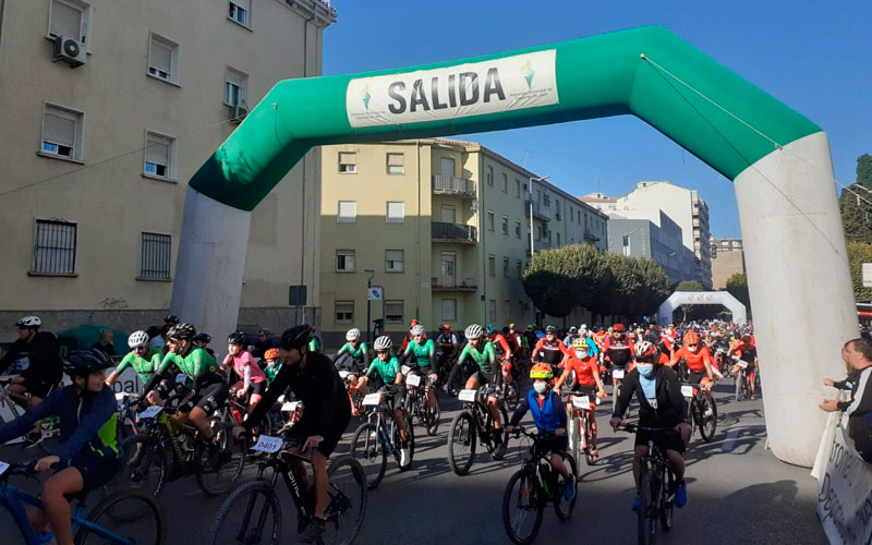 El I Día de la Bicicleta de Cadena 100 reunió a mil jiennenses