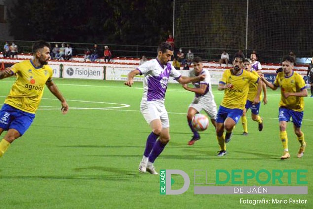 El Real Jaén mejora la imagen pero le falta el gol ante el Huétor Tájar