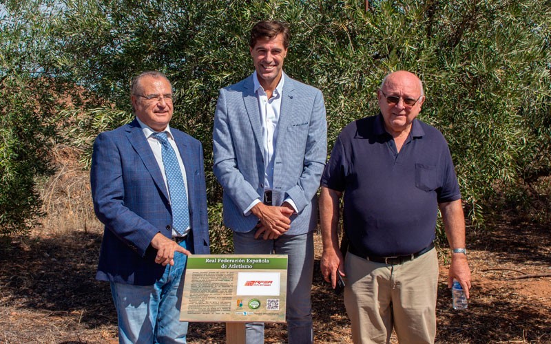 Carboneros reconoce a federaciones de atletismo, ciclismo y caza con el «Olivo Solidario El Aceite de la Vida»