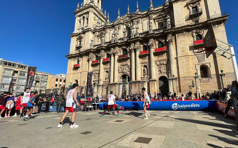 El baloncesto 3×3 reúne a más de 200 deportistas en la Plaza Santa María