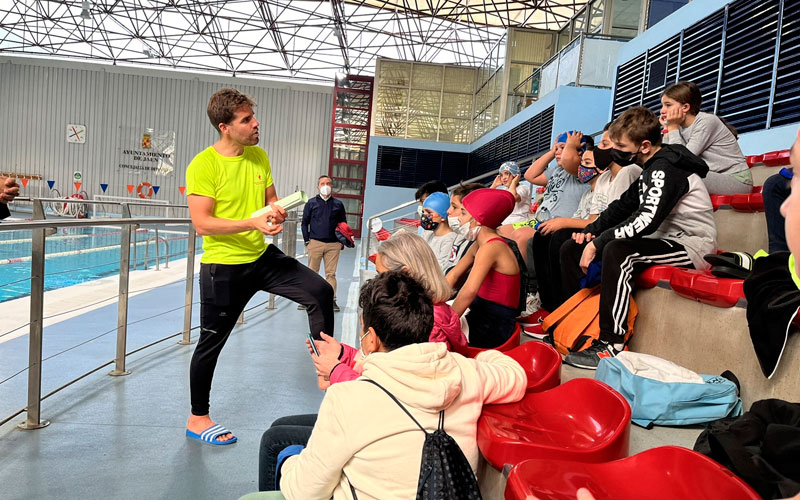 Más de 500 escolares participan ya en la campaña de natación del Patronato de Deportes