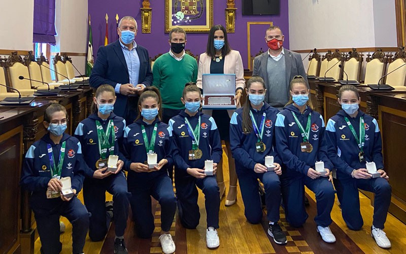 Julo Millán recibe al Club «Ki» tras su triunfo en la Supercopa de Andalucía de Taekwondo