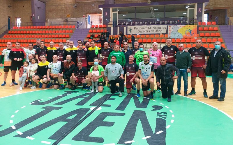 El balonmano rinde su tradicional y merecido homenaje a Chus castro