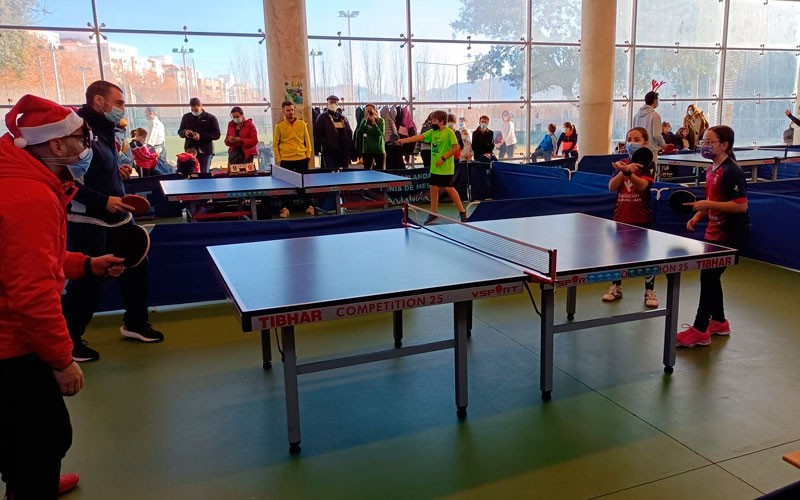 Solidaridad y tenis de mesa se dieron cita en el Torneo de Navidad de Hujase Jaén