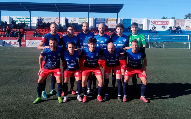 El Torreperogil no puede defender el tanto inicial y cae en Torre del Mar