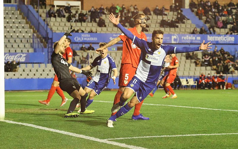 El Sabadell rompe la buena racha liguera del Linares Deportivo