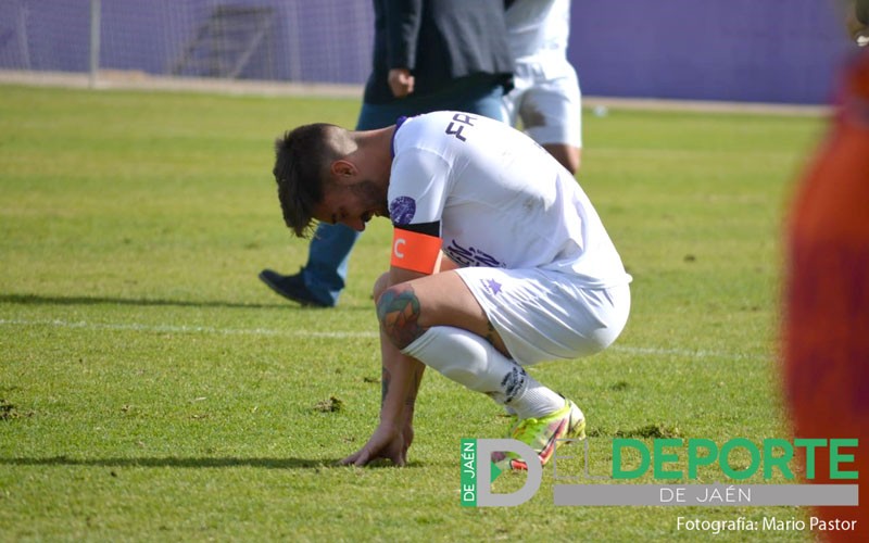 El Real Jaén no reflota ante el líder