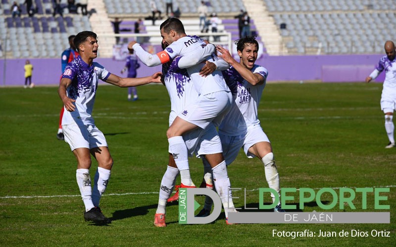 El Real Jaén vence al Torre del Mar y comienza su camino para salir del descenso