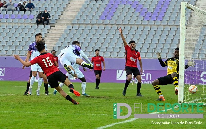 El Real Jaén toma aire con un pírrico triunfo ante el colista